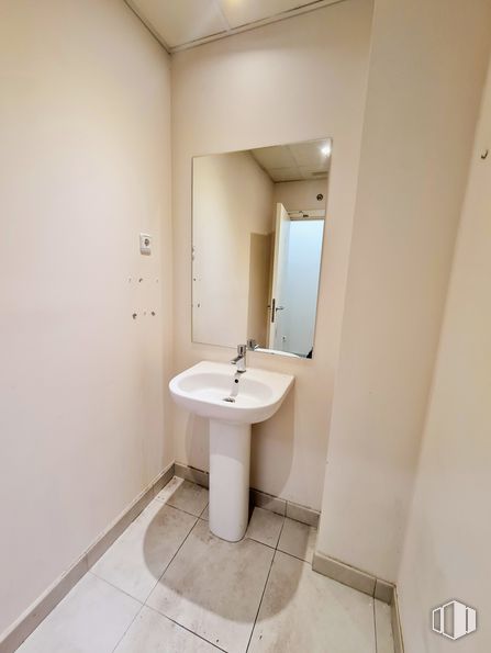 Local en alquiler en Calle Cáceres, 28, Alcorcón, Madrid, 28921 con fregadero, espejo, lavabo de baño, grifo, accesorio de plomería, accesorio, baño, madera, pavimento y material compuesto alrededor