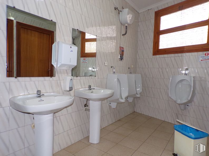 Retail for sale at Calle Convento, Tembleque, Toledo, 45780 with sink, window, toilet, cabinetry, lighting, mirror, plumbing fixture, tap, bathroom sink and property around