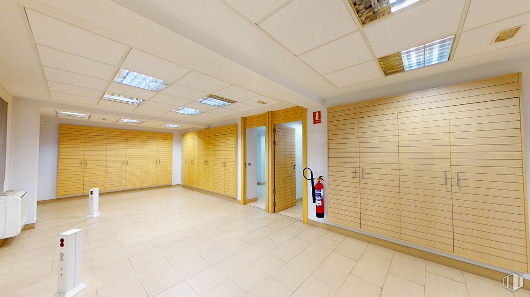 Local en alquiler en Calle Real, 43, Torrelodones, Madrid, 28250 con ventana, puerta, accesorio, hall, interiorismo, suelos, suelo, edificio, techo y madera alrededor