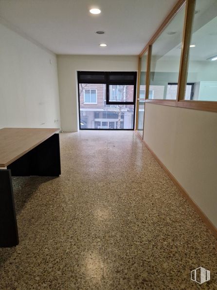 Office for rent at Calle Muñoz Urra, 7, Talavera de la Reina, Toledo, 45600 with table, building, wood, hall, flooring, floor, house, hardwood, shade and fixture around