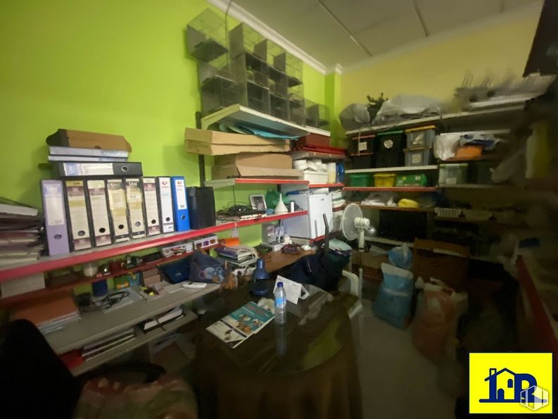 Retail for sale & for rent at Zona Reyes Católicos, Cuenca, 16003 with packaged goods, interior design, shelf, shelving, building, publication, retail, flooring, machine and room around