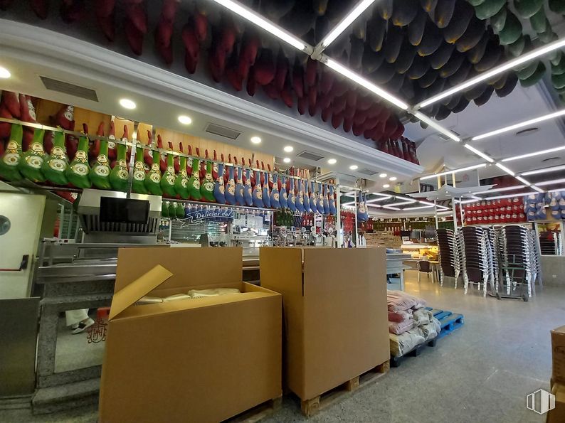 Retail for rent at Avenida Córdoba, 3, Usera, Madrid, 28026 with shipping box, box, building, shelf, retail, service, machine, convenience store, trade and engineering around