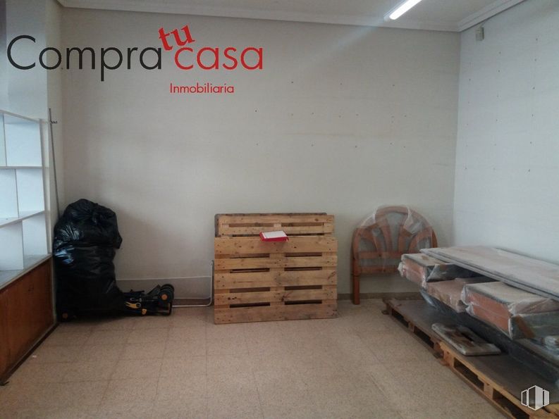 Local en venta en Nueva Segovia, Segovia, 40004 con equipaje y bolsos, cajonera, silla, propiedad, madera, piso, suelo, casa, madera y pared alrededor