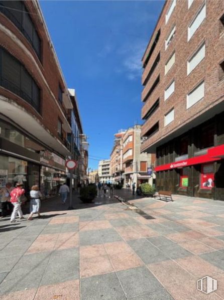 Office for sale at Calle San Francisco, Talavera de la Reina, Toledo, 45600 with building, person, window, sky, road surface, urban design, thoroughfare, sidewalk, road and city around