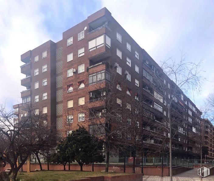 Retail for sale at Calle Miguel Ángel, 7, Talavera de la Reina, Toledo, 45600 with building, sky, cloud, window, plant, tree, tower block, urban design, condominium and neighbourhood around