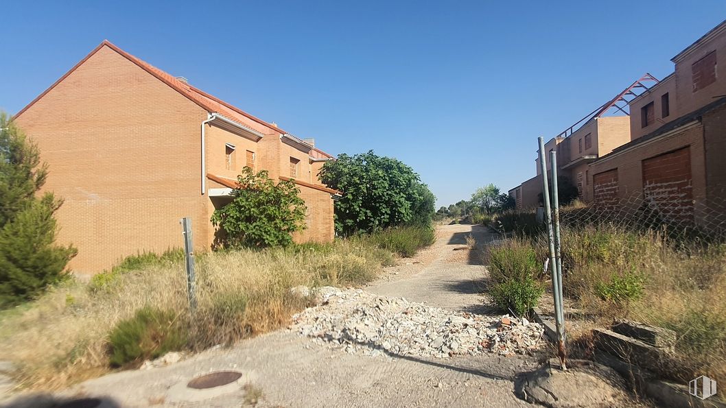 Land for sale at Urbanización Las Vegas del Tajo  , Brea de Tajo, Madrid, 28596 with house, plant, sky, window, road surface, land lot, building, vegetation, neighbourhood and landscape around