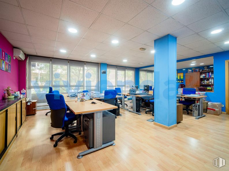 Office for sale at Zona Fuente del Berro, Salamanca, Madrid, 28028 with chair, desk, table, furniture, building, office chair, lighting, fixture, architecture and flooring around