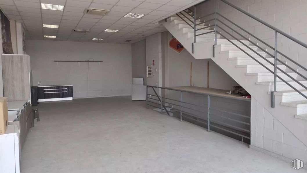 Industrial for rent at Calle Cabo de la Nao, 16, Arganda del Rey, Madrid, 28500 with flooring, floor, stairs, ceiling, building material, handrail, daylighting, basement, steel and hall around