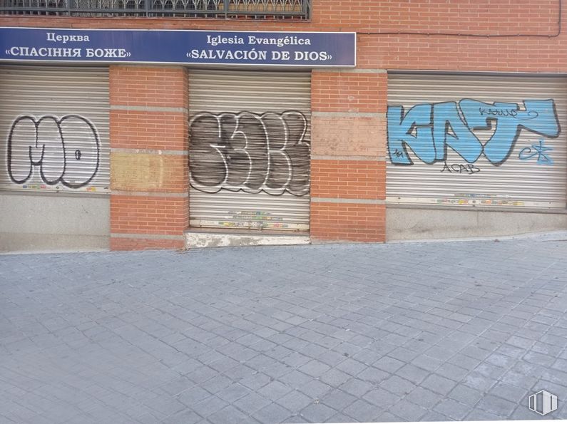 Retail for sale at Avenida Pablo Neruda, Puente de Vallecas, Madrid, 28018 with road surface, asphalt, wood, rectangle, brickwork, grey, graffiti, brick, art and font around