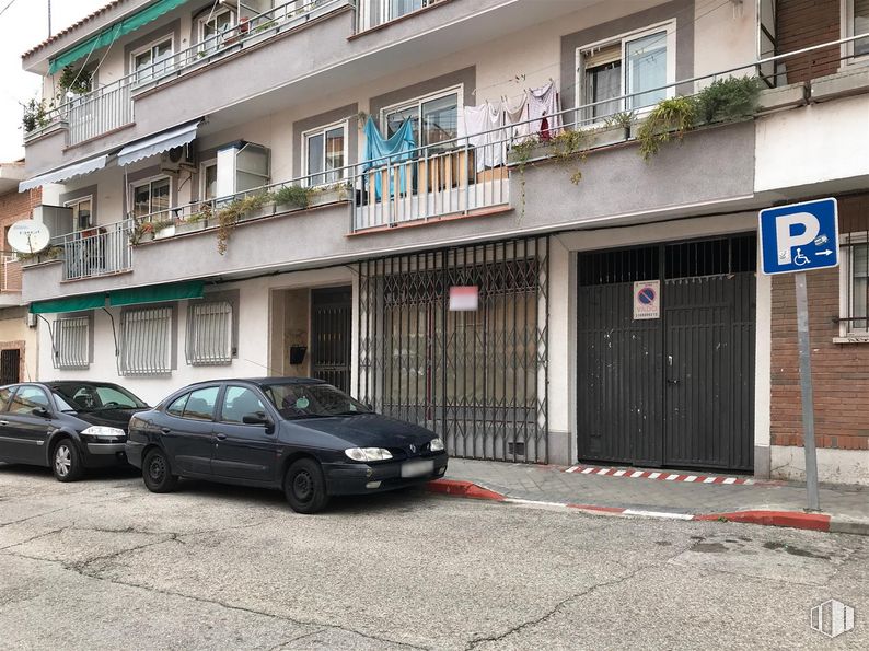 Local en venta en Calle Saturno, Barajas, Madrid, 28042 con coche, edificio, ventana, luz de estacionamiento, rueda, vehículo terrestre, neumático, vehículo, propiedad y puerta alrededor