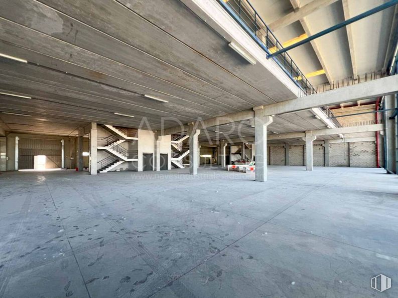 Industrial for rent at Calle Francisco Alonso, Alcalá de Henares, Madrid, 28806 with floor, flooring, ceiling, composite material, column, beam, concrete, hall, parking lot and engineering around