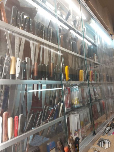 Local en alquiler y venta en Mercado Municipal Chamartín, Calle Bolivia, 9, Chamartín, Madrid, 28016 con zapato, estante, producto, estantería, producción masiva, venta al por menor, metal, ingeniería, equipo de protección individual y madera alrededor