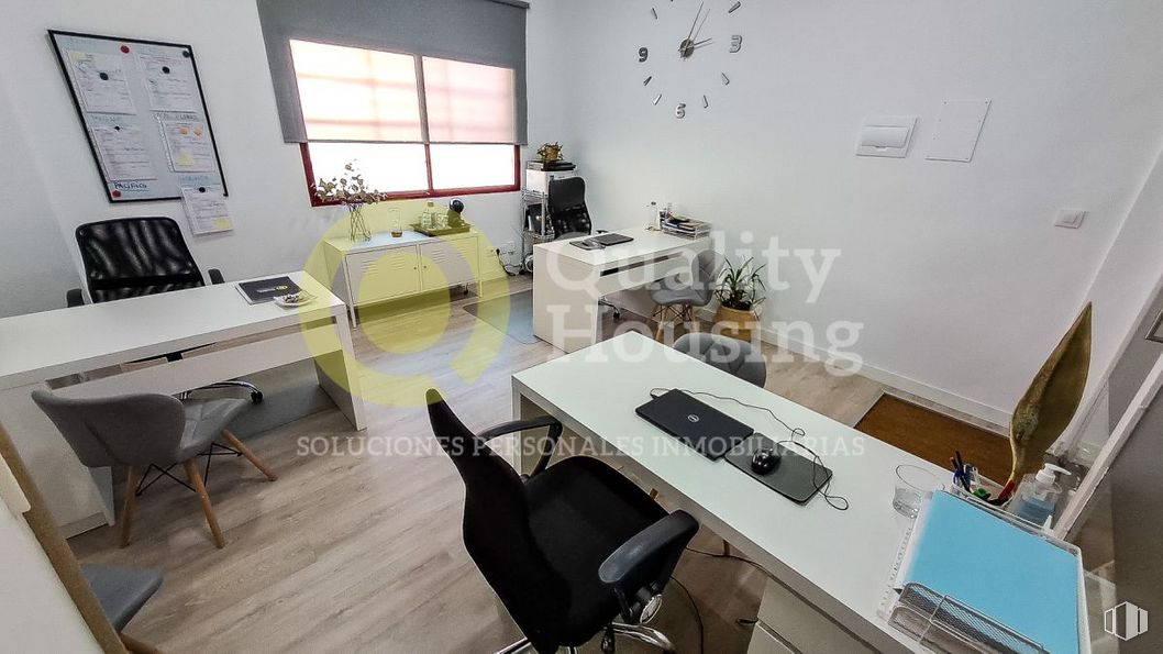 Local en venta en Calle Santillana del Mar, Boadilla del Monte, Madrid, 28660 con silla, mesa, mueble, propiedad, ordenador, escritorio, teclado del ordenador, interiorismo, escritorio del ordenador y ordenador personal alrededor