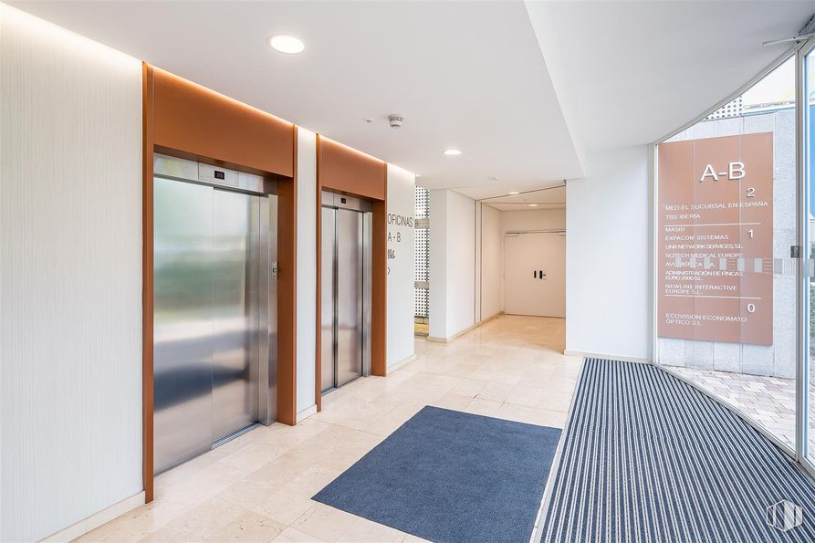 Oficina en alquiler en Ronda Poniente, 3, Tres Cantos, Madrid, 28760 con propiedad, accesorio, puerta, hall, suelos, suelo, madera, techo, fachada y condominio alrededor