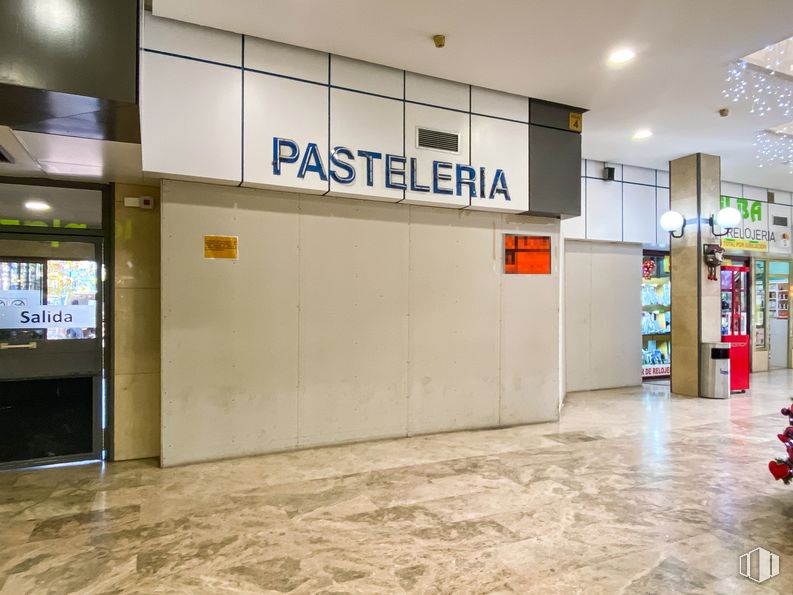 Retail for sale & for rent at Centro Comercial Ecomóstoles Centro, Calle Libertad, 38, Móstoles, Madrid, 28936 with fixture, building, flooring, floor, gas, event, retail, ceiling, glass and commercial building around