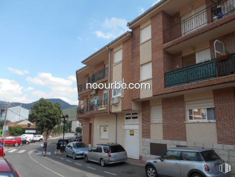 Retail for sale at Zona Centro, Santa María del Tiétar, Ávila, 05429 with car, building, tire, wheel, land vehicle, sky, cloud, property, vehicle and window around