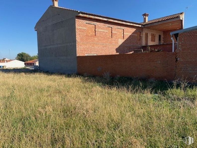 Land for sale at Avenida Reina Sofía Sur, Sonseca, Toledo, 45100 with house, plant, sky, window, building, land lot, tree, landscape, grass and roof around