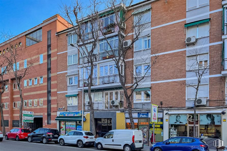 Retail for sale & for rent at Avenida Nuestra Señora Fátima, 95, Carabanchel, Madrid, 28047 with car, van, building, wheel, tire, land vehicle, automotive parking light, vehicle, window and blue around