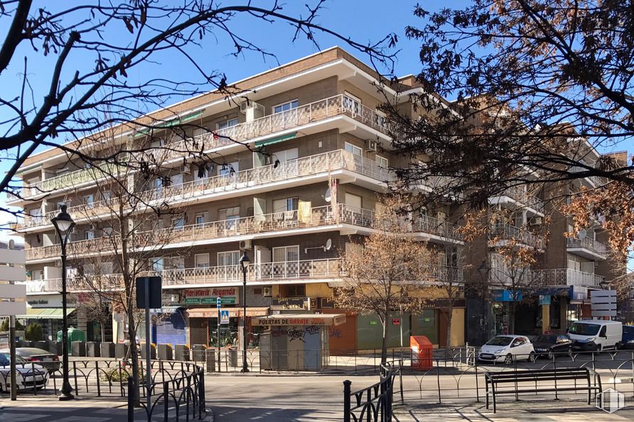 Local en venta en Carretera Loeches, 3 DUPLICADO, Arganda del Rey, Madrid, 28500 con edificio, mesa de trabajo, cielo, ventana, árbol, rueda, diseño urbano, condominio, bloque de pisos y barrio alrededor