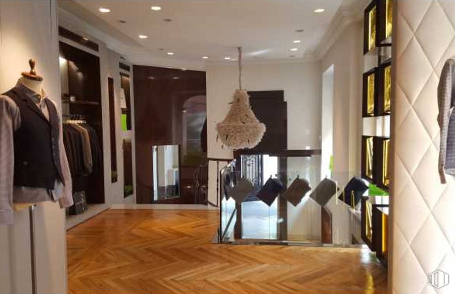 Local en alquiler en Calle Serrano, 25, Salamanca, Madrid, 28001 con candelabro, ropa de calle, abrigo, propiedad, interiorismo, textil, madera, suelo, suelos y inmobiliario alrededor