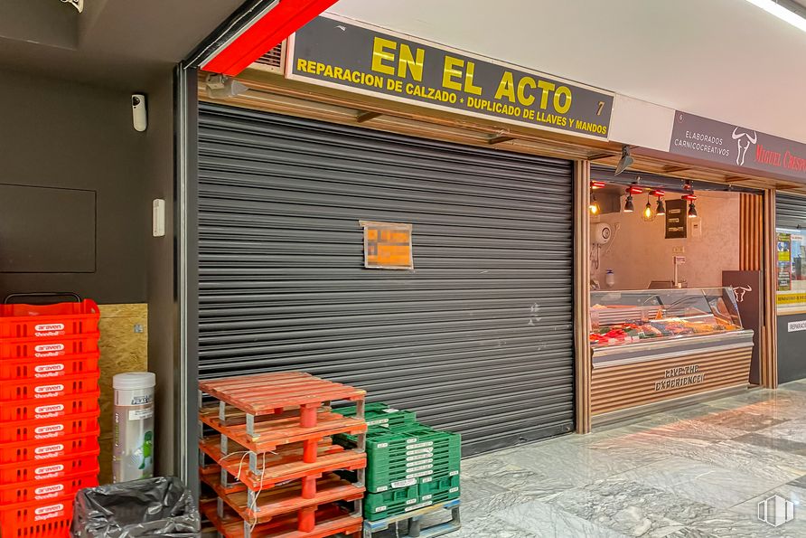 Local en venta en Galería Comercial La Paloma, Calle Toledo, 109, Centro, Madrid, 28005 con equipaje y bolsos, edificio, gas, máquina, neumático, venta minorista, fachada, neumático automotriz, material compuesto y servicio alrededor