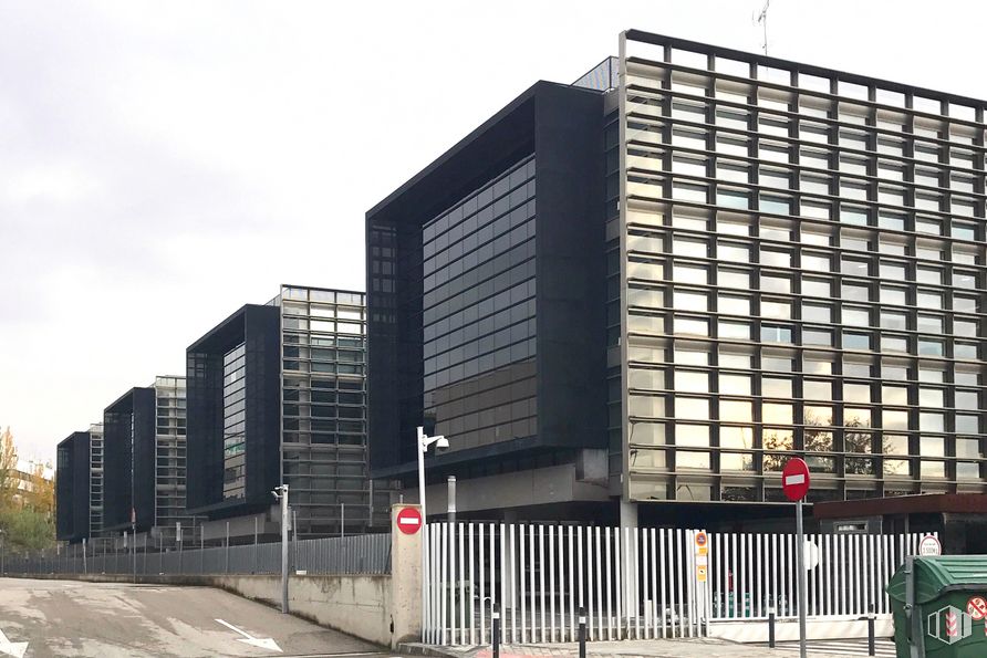 Oficina en alquiler y venta en Natea Business Park, Avenida Industria, 4, Alcobendas, Madrid, 28108 con edificio, tiempo de día, cielo, arquitectura, condominio, bloque de pisos, diseño urbano, línea, vecindario y edificio comercial alrededor