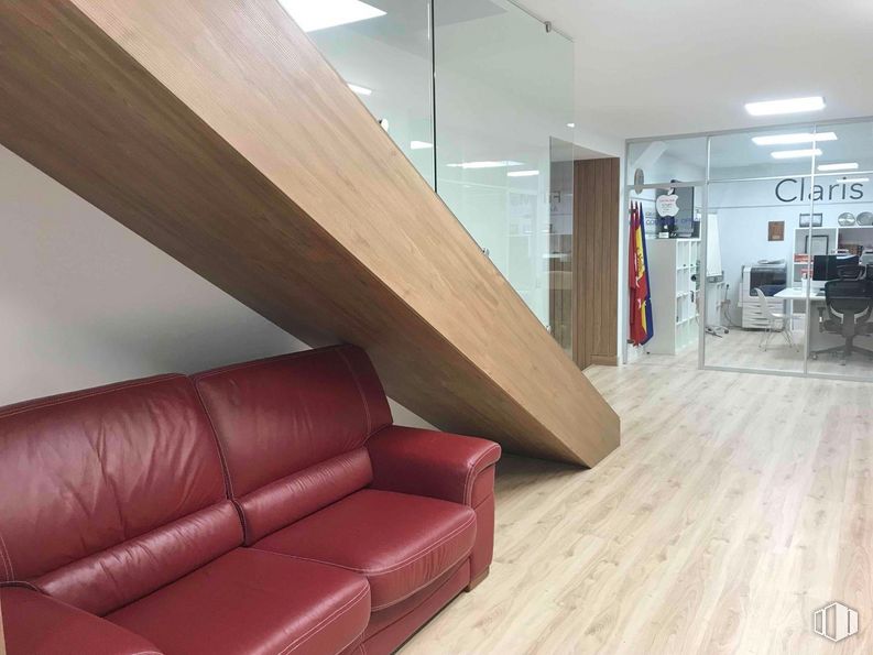 Oficina en alquiler en Polígono industrial Alcobendas, Alcobendas, Madrid, 28108 con sofá, mueble, propiedad, confort, madera, interiorismo, suelos, sala de estar, suelo y propiedad material alrededor