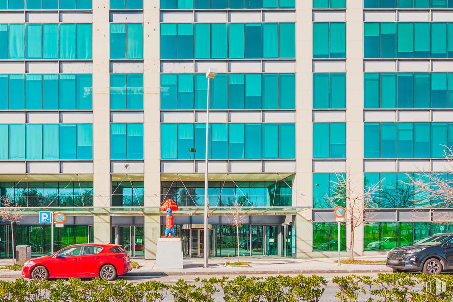 Oficina en alquiler en Edificio Dublín, Calle Vía Dublín, 7, Barajas, Madrid, 28042 con coche, edificio, rueda, neumático, vehículo terrestre, planta, vehículo, ventana, verde y vehículo motorizado alrededor