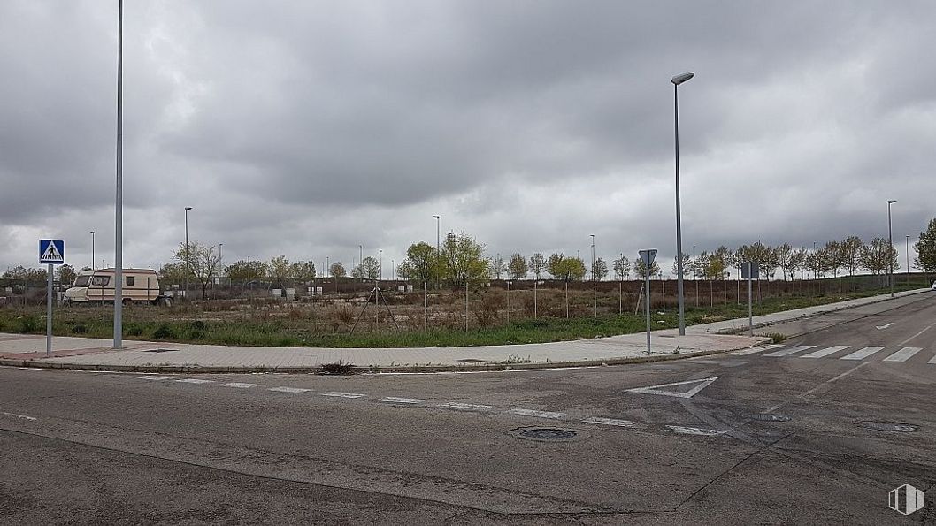 Land for sale at P.I. Ciudad del Automóvil, Leganés, Madrid, 28917 with street light, cloud, sky, plant, road surface, asphalt, land lot, thoroughfare, tree and landscape around