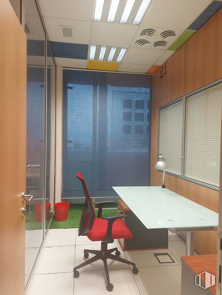 Oficina en alquiler en Avenida Portugal, 32, Griñón, Madrid, 28971 con mesa, silla, alumbrado, mueble, silla de oficina, propiedad, edificio, luz, accesorio y ventana alrededor