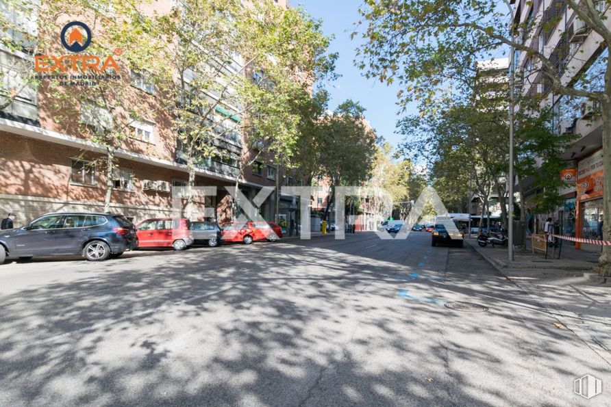 Local en alquiler en Calle Orense, Tetuán, Madrid, 28020 con coche, edificio, rueda, neumático, vehículo, superficie de la carretera, infraestructura, planta, asfalto y árbol alrededor