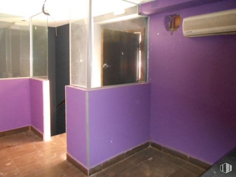 Retail for sale at Calle Virgen de Covadonga, Ávila, 05005 with mirror, purple, flooring, floor, violet, fixture, wood, magenta, house and hall around