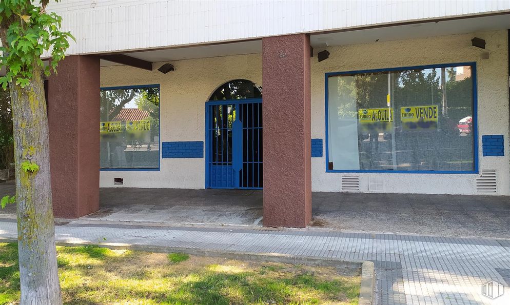 Local en venta en Calle San Isidro, Majadahonda, Madrid, 28220 con puerta, ventana, planta, accesorio, sombra, barrio, fachada, ciudad, árbol y acera alrededor