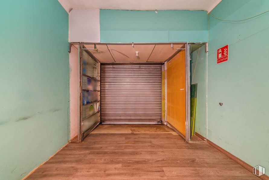 Retail for sale at Calle Ferroviarios, Usera, Madrid, 28026 with door, fixture, wood, flooring, floor, paint, ceiling, hardwood, composite material and hall around