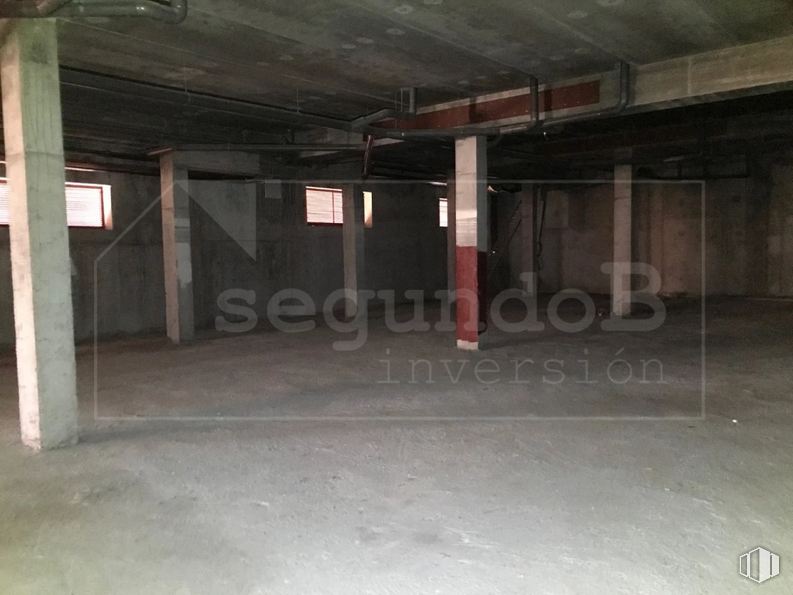 Retail for sale at Calle Ventanilla, 8, Colmenarejo, Madrid, 28270 with mirror, floor, flooring, gas, composite material, hall, house, building, concrete and ceiling around