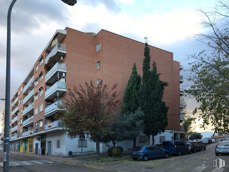 Local en alquiler en Plaza del Pintor Goya, Ciempozuelos, Madrid, 28350 con coche, edificio, luz de la calle, nube, cielo, durante el día, planta, árbol, vehículo y arquitectura alrededor