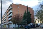 Retail for rent at Plaza del Pintor Goya, Ciempozuelos, Madrid, 28350 with car, building, street light, cloud, sky, daytime, plant, tree, vehicle and architecture around