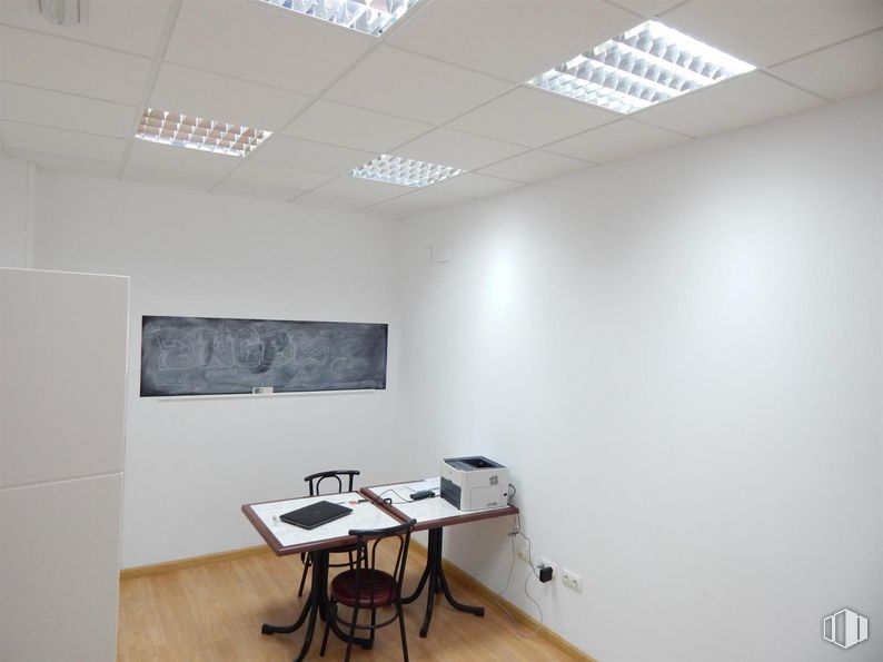 Retail for rent at Calle Jardín del Recreo, Ávila, 05001 with light fixture, desk, chair, lighting, furniture, building, table, interior design, flooring and floor around