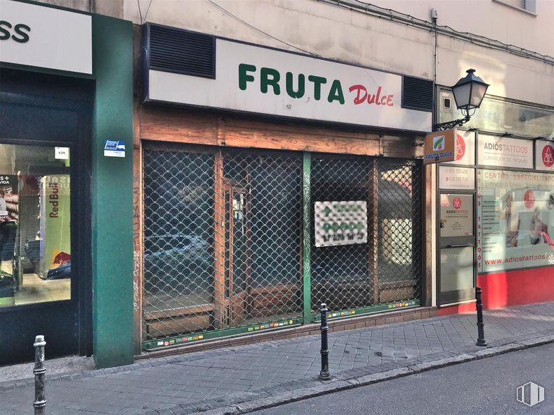 Retail for rent at Calle San Bernardino, Centro, Madrid, 28015 with fixture, building, gas, facade, font, signage, composite material, city, door and street around