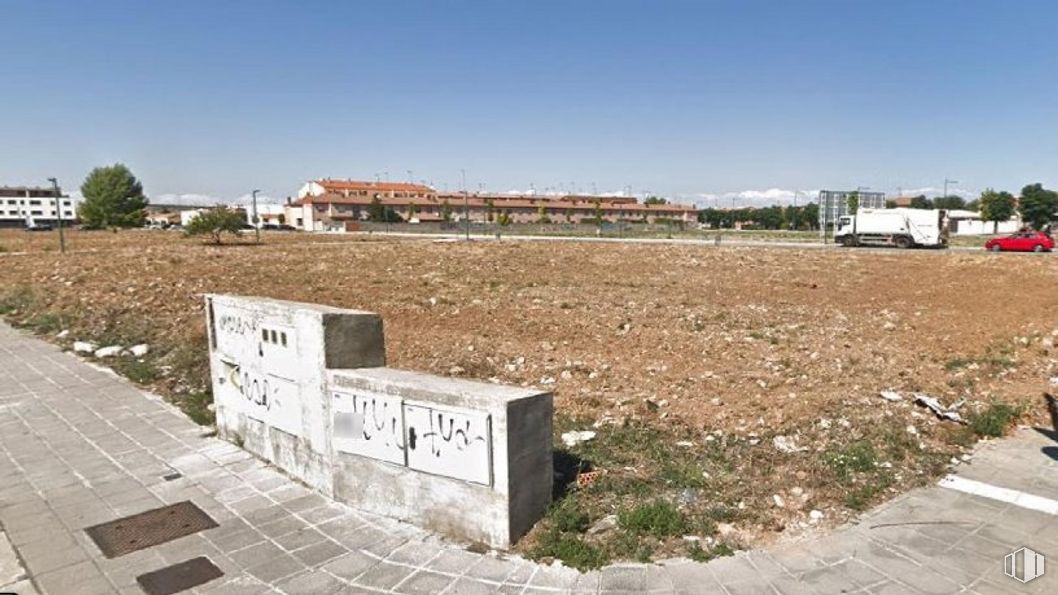 Land for sale at Avenida Bulevar Castilla La Mancha, 4, Marchamalo, Guadalajara, 19180 with building, sky, plant, land lot, road surface, tree, grass, asphalt, public space and landscape around