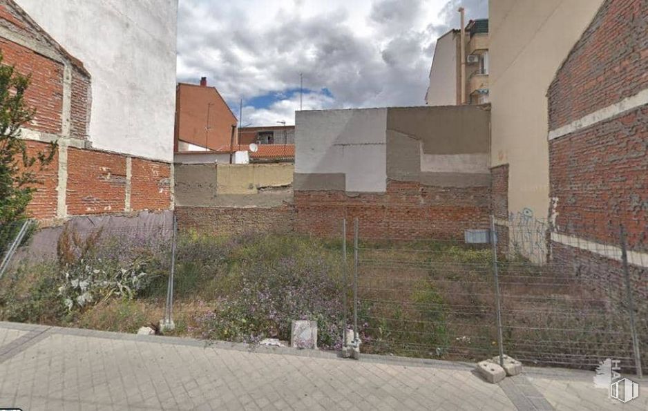 Suelo en venta en Calle Águila, Leganés, Madrid, 28911 con casa, planta, cielo, día, nube, edificio, superficie de carretera, ladrillo, albañilería y lote de tierra alrededor