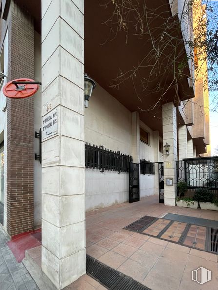 Local en alquiler en Calle Fernández de la Hoz, 46, Chamberí, Madrid, 28010 con planta, arquitectura, superficie de la carretera, diseño urbano, sombra, acera, fachada, edificio, ladrillo y material compuesto alrededor