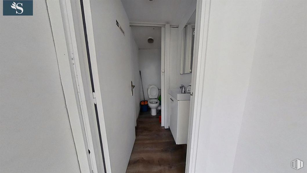 Local en alquiler en Calle Uruguay, Coslada, Madrid, 28820 con inodoro, edificio, puerta, accesorio, madera, suelos, casa, techo, asa y madera dura alrededor