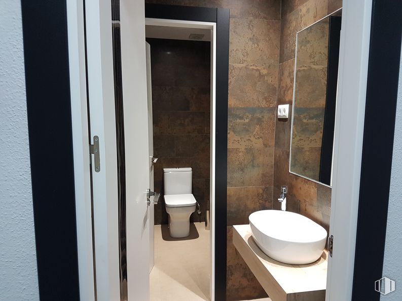 Office for rent at Calle Ronda del Poniente, Torrejón de Ardoz, Madrid, 28850 with sink, toilet, brown, plumbing fixture, property, tap, bathroom sink, building, bathroom and fixture around