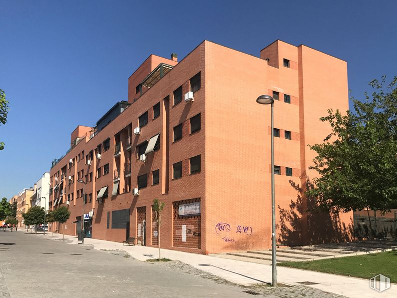 Local en alquiler y venta en Calle Alcalde Manuel Gómez Casado, 21, Leganés, Madrid, 28914 con edificio, cielo, ventana, árbol, planta, accesorio, casa, luz de la calle, diseño urbano y condominio alrededor