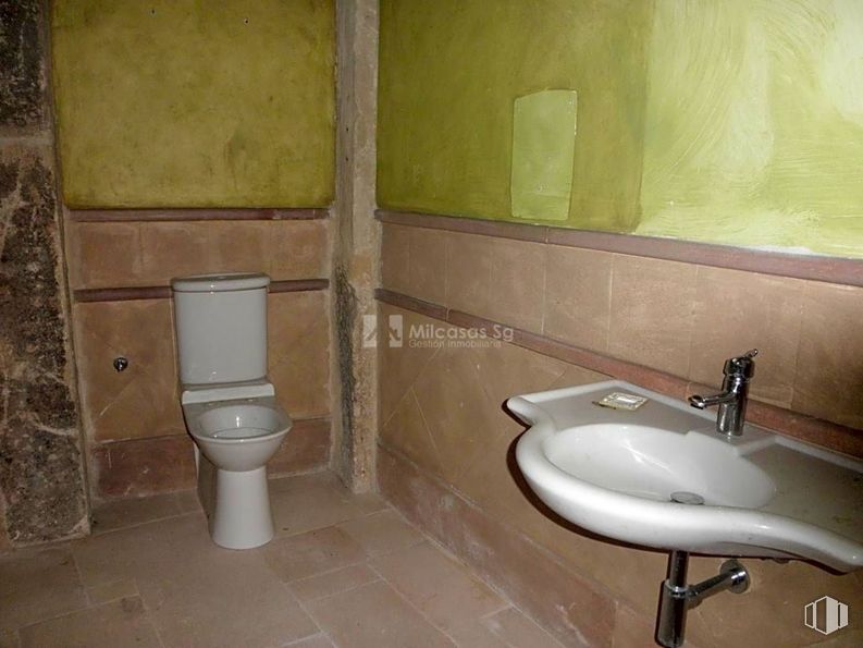 Retail for sale at Zona Centro, Sepúlveda, Segovia, 40300 with toilet, sink, plumbing fixture, tap, property, bathroom sink, bathroom, purple, building and wood around