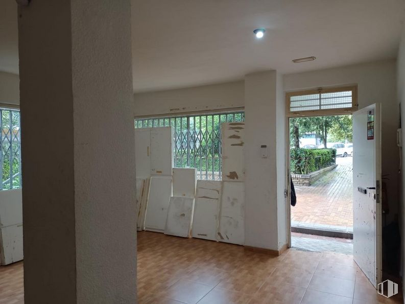 Local en alquiler en Calle Andorra, 11, Fuenlabrada, Madrid, 28943 con ventana, accesorio, madera, suelo, puerta, suelos, edificio, sombra, madera dura y vidrio alrededor