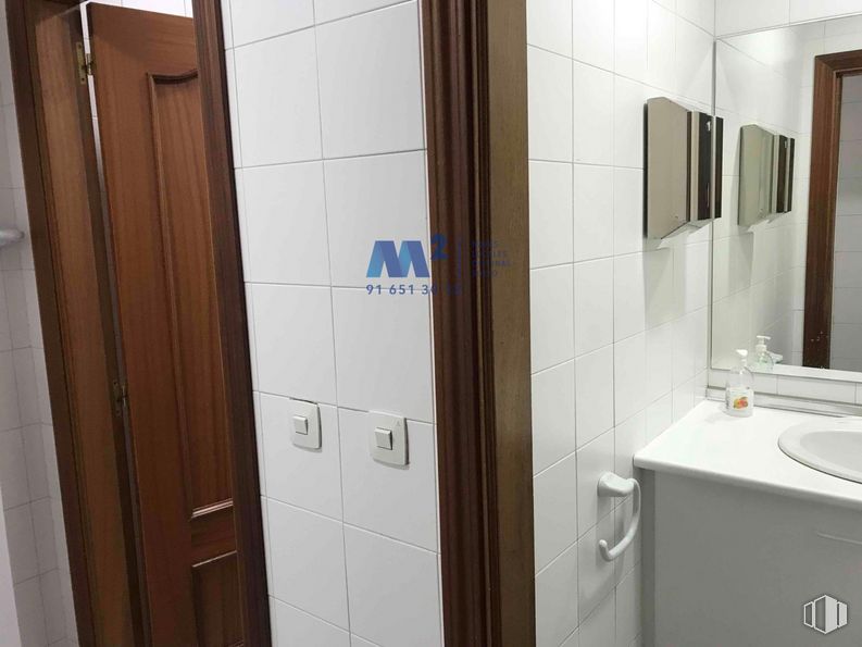 Oficina en venta en Zona San Blas, San Blas - Canillejas, Madrid, 28037 con fregadero, espejo, accesorio, accesorio de fontanería, baño, edificio, grifo, lavabo de baño, piso y puerta alrededor