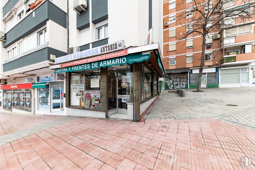 Local en alquiler en Avenida Marqués de Corbera, Ciudad Lineal, Madrid, 28017 con edificio, propiedad, ventana, diseño urbano, superficie de la carretera, árbol, acera, ciudad, inmobiliario y fachada alrededor