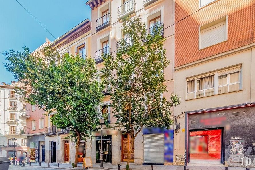 Retail for sale at Calle Desengaño, Centro, Madrid, 28004 with window, building, daytime, sky, property, road surface, urban design, tree, neighbourhood and residential area around